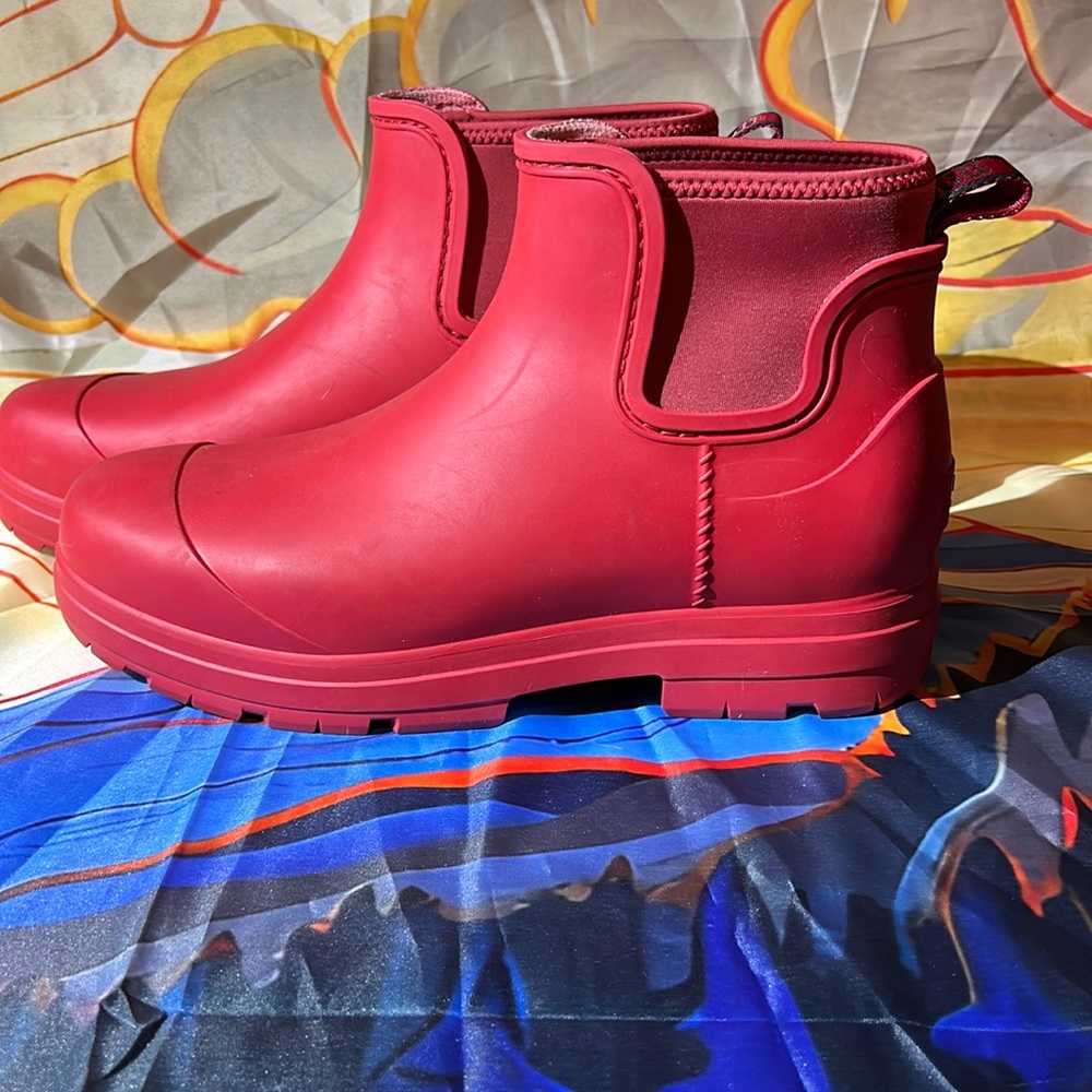 NWOT Red UGG rainboots.